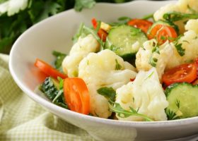 طريقة عمل سلطة خضار بالقرنبيط