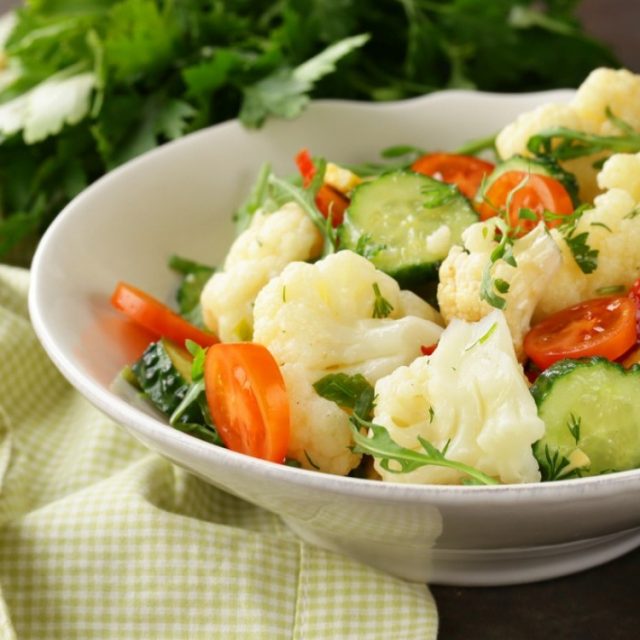 طريقة عمل سلطة خضار بالقرنبيط