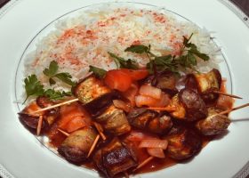 طريقة عمل يخنة الباذنجان المحشي مع الكفتة