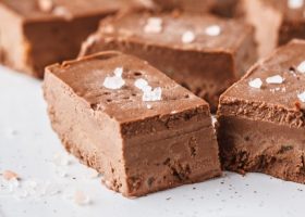 طريقة عمل فدج الشوكولاتة بزبدة الفول السوداني