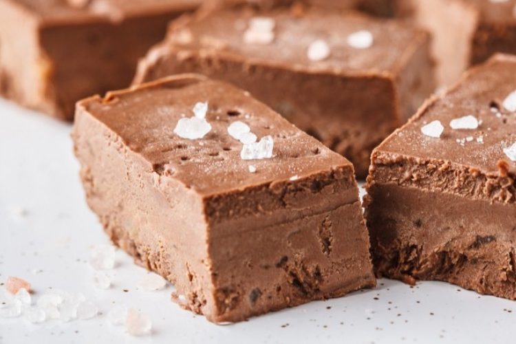 طريقة عمل فدج الشوكولاتة بزبدة الفول السوداني