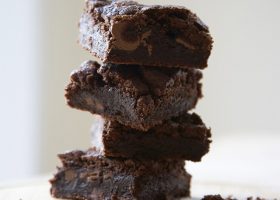 طريقة عمل براونيز الشوكولاتة الداكنة