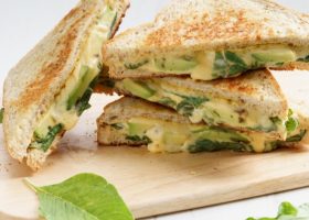 طريقة عمل ساندويش الجبن بالأفوكادو