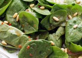 طريقة عمل سلطة السبانخ بالصنوبر للرجيم