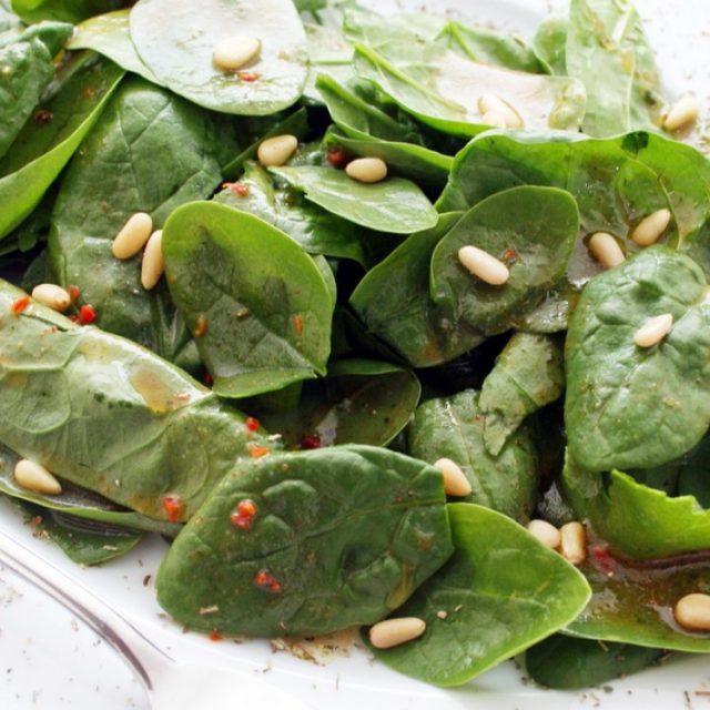 طريقة عمل سلطة السبانخ بالصنوبر للرجيم