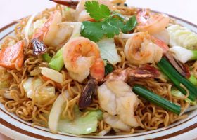 طريقة عمل نودلز بالروبيان والخضار للرجيم