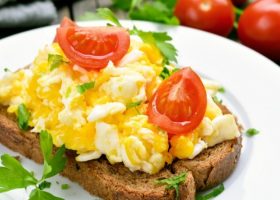 طريقة عمل بيض مخفوق بالأعشاب