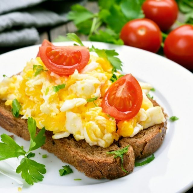 طريقة عمل بيض مخفوق بالأعشاب