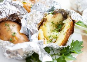 طريقة عمل بطاطس مشوية بالفرن بالقصدير