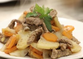 طريقة عمل اللحمة مع البطاطس