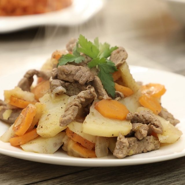 طريقة عمل اللحمة مع البطاطس