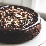 طريقة عمل كيك الشوكولاتة باللوز