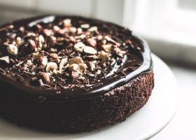 طريقة عمل كيك الشوكولاتة باللوز