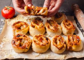 طريقة عمل بيتزا رولز