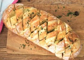 طريقة عمل خبز بالثوم والجبن