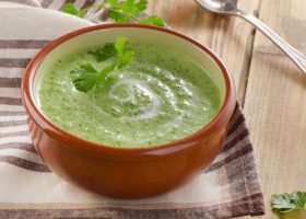 طريقة عمل شوربة السبانخ الكريمية