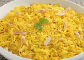 طريقة عمل أرز بالدجاج والكاري والبصل