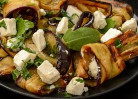 طريقة عمل سلطة الباذنجان المقلي بالجبن
