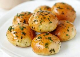 طريقة عمل كرات الخبز بالثوم