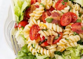 طريقة عمل سلطة المكرونة بالهليون والطماطم