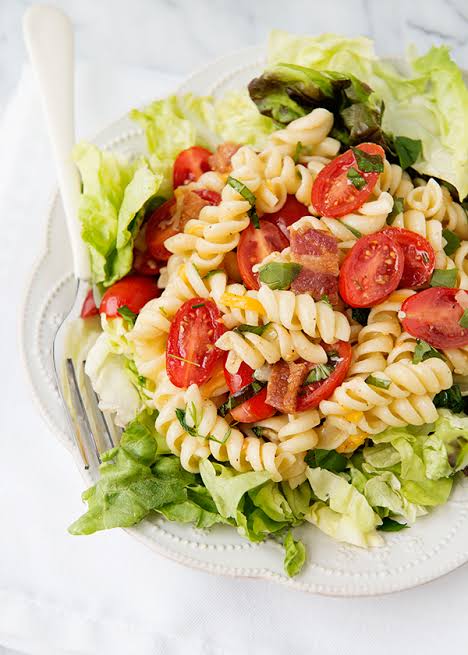 طريقة عمل سلطة المكرونة بالهليون والطماطم