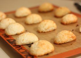 طريقة عمل ماكرون جوز الهند المحمص