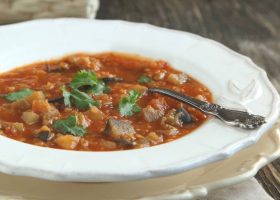 طريقة عمل شوربة العدس بالباذنجان