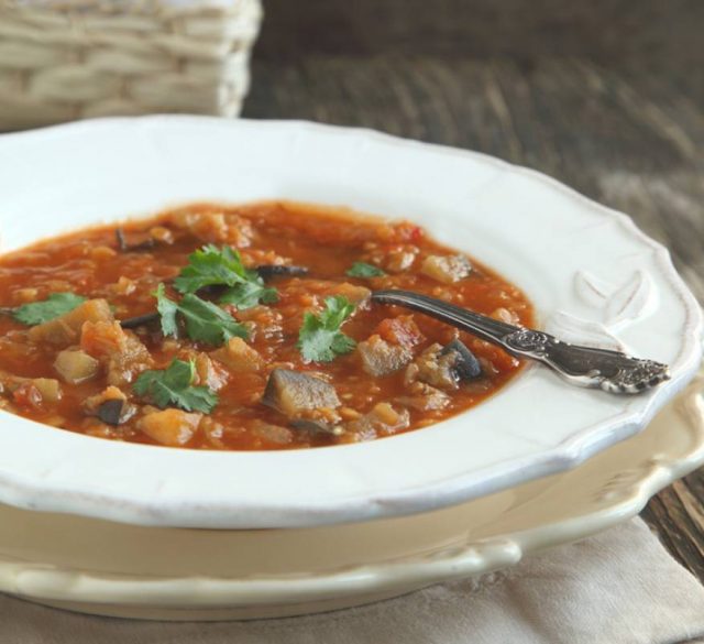 طريقة عمل شوربة العدس بالباذنجان