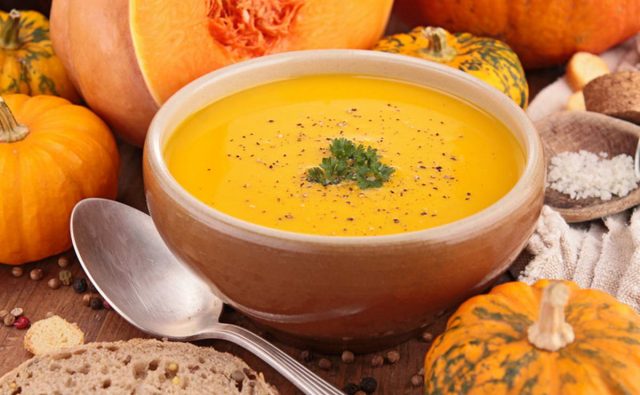 طريقة عمل شوربة القرع بالبطاطس