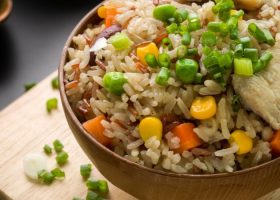 طريقة عمل أرز مقلي بالدجاج والخضار