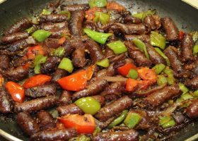 طريقة عمل سجق بالطماطم والفلفل