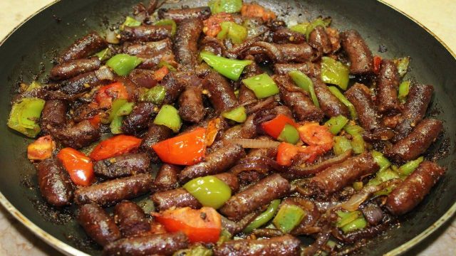 طريقة عمل سجق بالطماطم والفلفل