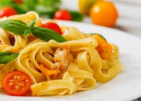 طريقة عمل فيتوشيني بالطماطم والريحان