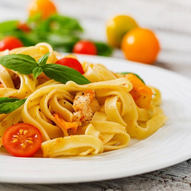 طريقة عمل فيتوشيني بالطماطم والريحان