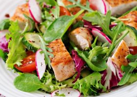 طريقة عمل سلطة دجاج مشوي بالخضار