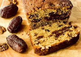 طريقة عمل كيكة تمر بالجوز