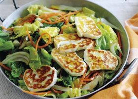 طريقة عمل الكسكس مع السلطة الخضراء وجبن الحلّوم