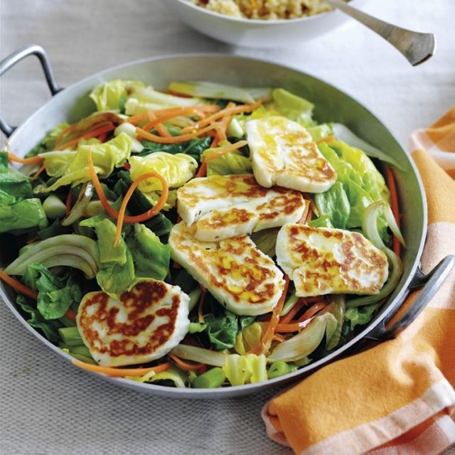 طريقة عمل الكسكس مع السلطة الخضراء وجبن الحلّوم