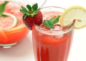 طريقة عمل سموذي الليمون بالفراولة