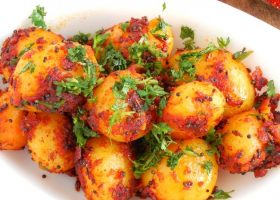 طريقة عمل بطاطس محمرة بالطماطم والكاري