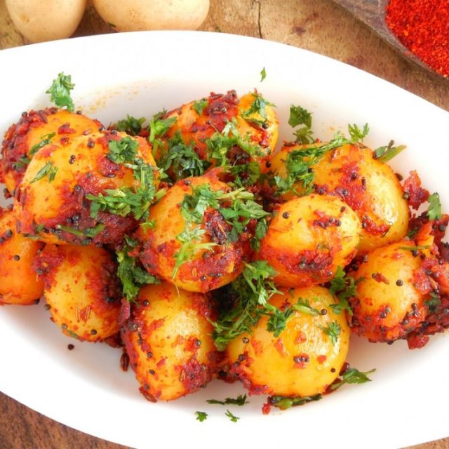 طريقة عمل بطاطس محمرة بالطماطم والكاري