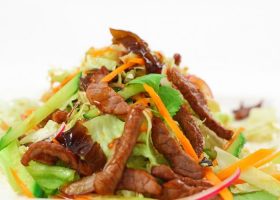 طريقة عمل سلطة تاي مع فيليه اللحم