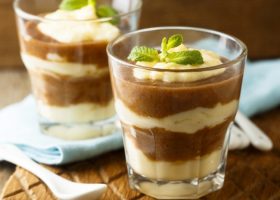 طريقة عمل حلى كاسات الموز بالكريمة والشوكولاتة