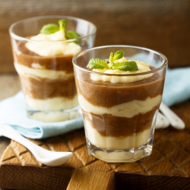 طريقة عمل حلى كاسات الموز بالكريمة والشوكولاتة