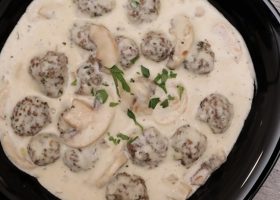 طريقة عمل كرات اللحم بصلصة الفطر