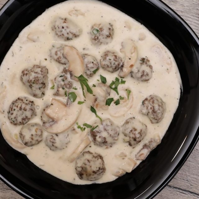 طريقة عمل كرات اللحم بصلصة الفطر