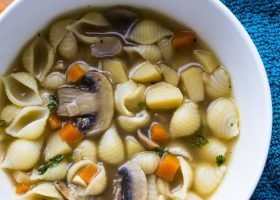 طريقة عمل شوربة فطر بالمكرونة