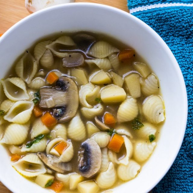 طريقة عمل شوربة فطر بالمكرونة