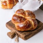 طريقة عمل خبز السمسم الهش