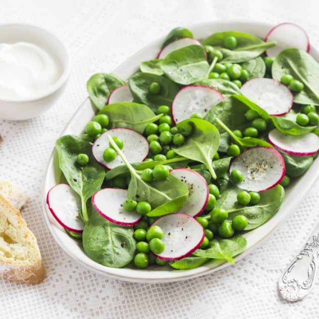 طريقة عمل سلطة الفجل بالسبانخ والبازيلا